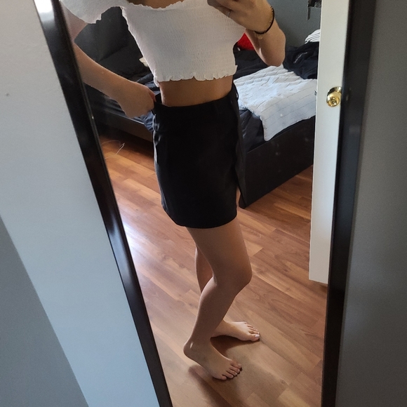 2/25$ 🛍 Black Velvet F21 Skirt - Picture 2 of 4